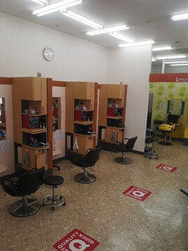 【浅野】◆土日休みあり・月8日休み・20時までに退勤可能・有給休暇あり・休憩所完備◆手荒れや腰痛の心配なし！体力面にも配慮された安心の勤務体制で長く活躍可能！カット専門店「3Qカット 鶴見潮田店（サンキューカットツルミウシオダテン）」からスタイリスト（美容師・理容師）の求人☆★