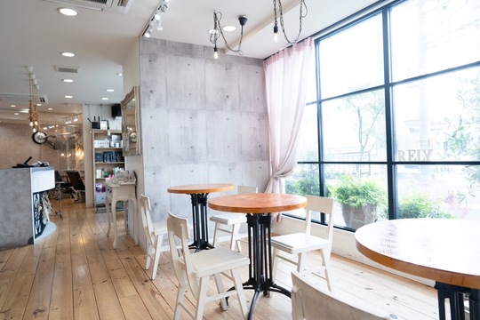 【土師ノ里】≪平均月給30万円≫≪完全週休2日制・有給休暇あり≫≪実働8時間・18時半退勤≫≪社会保険完備≫≪産休・育休実績あり≫充実の福利厚生、好条件で安心して働けるサロンです！地域密着で幅広い年代のお客様が来店される人気サロン！「hair make rely（ヘアーメイクリライ）」からスタイリスト（美容師）の求人☆★☆