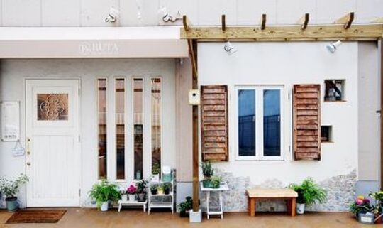 【野田】≪完全週休2日制／年間休日110日／社会保険完備≫お客様とじっくり向き合いたい方に営業中の空き時間も活用してレッスンOK！オーナーさんによる一人一人に合わせたマンツーマン指導で着実に成長できる環境！裏路地の可愛いプライベートサロンです！ママさん美容師支援制度もあり！「RUTA（ルタ）」からアシスタント（美容師）の求人★☆