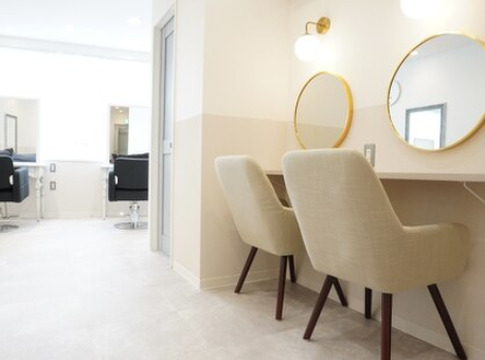 【北千住】≪完全週休2日制≫≪住宅手当あり≫髪質改善メニューで多くのお客様から支持されています！新規のお客様が多数来店！小規模少人数の高単価サロン！「Nerine 北千住駅東口学園通り店（ネリネキタセンジュエキヒガシグチガクエンドオリテン）」からスタイリスト（美容師）の求人☆★