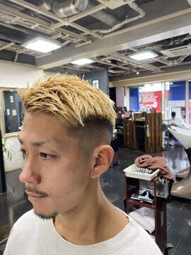 【扇町】≪月7,8日休み≫≪社会保険完備≫≪最短2年でデビュー可能≫≪平均退社時間20時≫≪入客チャンスあり≫≪脱毛、エステスタッフも同時募集≫営業時間内にレッスン可能！！大人の男性から大人気の隠れ家バーバーサロン！「T’s gallery -for men’s-（ティーズギャラリーフォーメンズ）」から理容師（理容室）の求人☆★