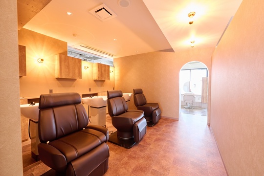 【綾瀬】◆産休育休実績あり・有給取得率100％・19時までに退勤可能・社会保険完備◆抜群の待遇がオススメポイント！半個室の店内で、ひとり一人のお客様としっかり向きえます。豊富な薬剤のラインナップがあります！「SHEER 綾瀬店（シアアヤセテン）」からスタイリスト（美容師）の求人☆★