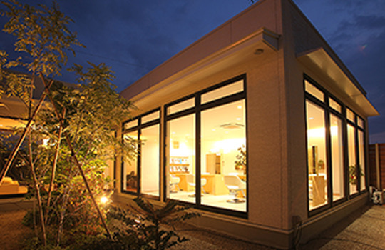 【浜松駅】◆日曜定休あり・平均17時退勤◆ありがとうがたくさん飛び交う暖かい雰囲気のサロンです！スタッフ同士は仲が良く、お客様との距離も近い！コミュニケーションを大切に、美容師を楽しめる「oazo 大柳店（オアゾオオヤギテン）」からアシスタント（美容師）の求人★☆