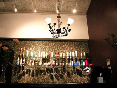 【天神橋】 月給25万円  月8日休み ≪社会保険完備≫ヨーロッパの美術館のような、大人の落ち着いたヘアサロン！オーガニック系シャンプーなど、髪に優しい施術を行っています！落ち着いたサロンで働きたい方にオススメです！パートも募集中！「Nouvelle Vague（ヌーベルヴァーグ）」からスタイリスト（美容師）の求人☆☆