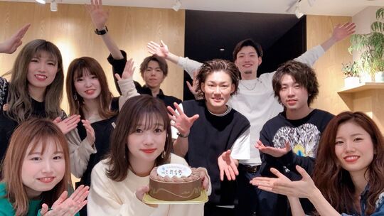 【浦安駅】◆社員寮あり・住宅手当あり・有給休暇あり・社会保険完備・2年以内でデビュー可能◆先輩後輩分け隔てなく、お互いが思いやる暖かい雰囲気が人気！離職率が低く働きやすいTREAT HAIR DESIGN 浦安店（トリートヘアデザインウラヤステン）からアシスタント（美容師）の求人☆★