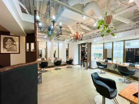 【横浜駅】◆土日休みあり・有給休暇あり・社会保険完備◆モデルさんやアーティストの来店も多数！ヘアーだけでなく、アートや音楽、ファッションも学べます！ドレッド・コーンロウなどの特殊系技術もこなす実力派サロン「THREE NINE（スリーナイン）」からスタイリスト（美容師）の求人☆★