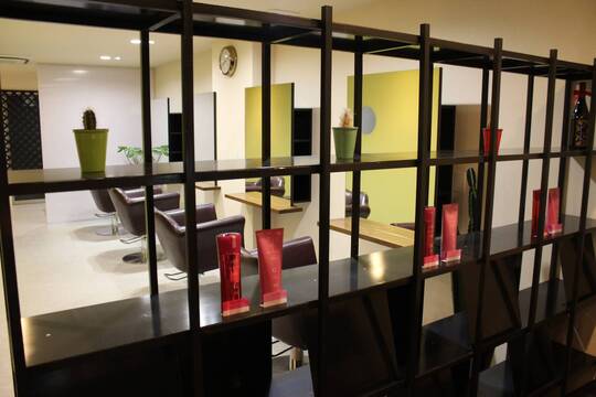 【円町】≪最短2年でデビューが目指せる≫≪空きがあれば営業時間内レッスンOK≫≪オーガニックカラー、白髪ぼかしが人気≫≪社会保険完備≫30～50代の大人女性から大人気のサロン！炭酸クレンジングでのスパメニューも人気ですよ！「Saguaro hair（サワロヘアー）」からアシスタント（美容師）の求人☆★