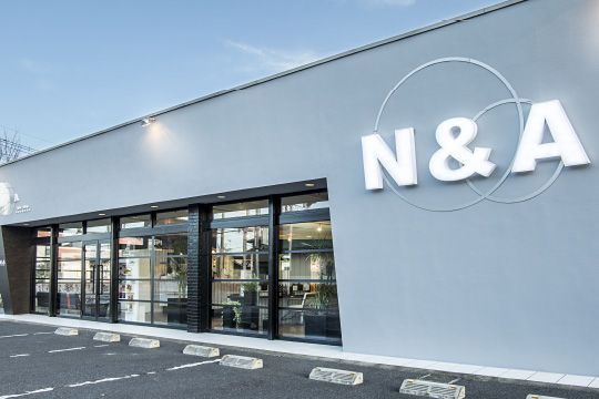 【久喜駅】■平均退社19時台・月9日休み選択可能・産休育休制度あり・社会保険完備■幅広い年齢層のスタッフさんが活躍中！ママさんスタイリストさんも大歓迎！今までの経験を活かして長所を伸ばせるサロン！「hairshop N&A 久喜店（ヘアーショップエヌアンドエークキテン）」からスタイリスト（美容師）の求人☆★