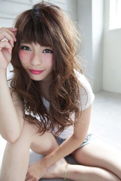 【天神】≪最低保証25万円～≫≪フリー指名税込80％還元≫ハイトーンカラーが大人気。20～30代のお客様が中心です。自由出勤で働きやすく自分の時間が作りやすいシェアビューティーヘアサロン「Azure（アズール）」からスタイリスト（美容師）の求人☆★