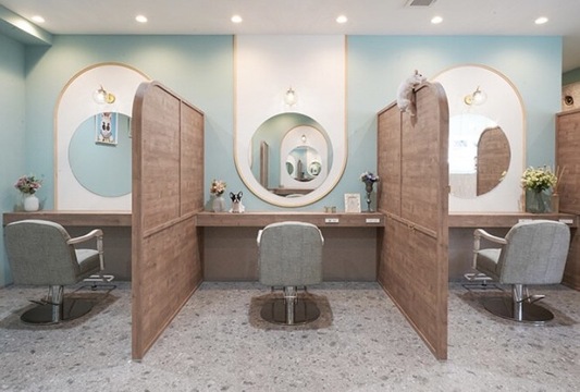 【淵野辺】 保障給あり  完全マンツーマン  独立支援制度あり 住宅地に佇む地域に愛されるヘアサロン★完全歩合制 フリー44％／指名55％還元 により平均月収35万円以上!!!土日休みなどプライベート重視もOK★「Anphi 淵野辺（アンフィフチノベ）」からスタイリスト（美容師）の求人★☆