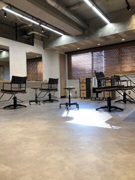 【横浜駅】≪自由出勤制≫≪中番OK≫≪マンツーマン接客≫健康な頭皮と綺麗な髪を育てるエイジングケアサロン！稼ぎたい方、自分のペースで仕事したい方どちらも歓迎です！「MAISON （メゾン）」からスタイリスト（美容師）の求人☆★☆