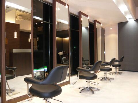 【帝塚山】≪営業中レッスン≫夜は早く帰れるように営業中の空いた時間を有効活用☆オーナーさんからマンツーマンで指導してもらえるので自信を持ってデビューできますよ♪落ち着いた雰囲気の少人数制サロン「Dieu hair（ディユーヘアー）」からアシスタント（美容師）の求人★☆