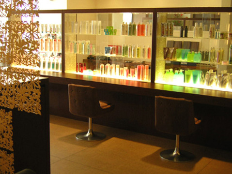 【JR西宮】レッスンでは、専属のスタイリストさんが教えてくれます！新卒生・通信生・未経験OK♪東京に研修に行ったり、勉強会もあるので、たくさん成長出来る環境が充実★アシスタント（美容師）の求人☆★☆