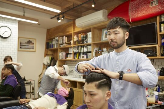 【古市】≪月給20万円〜≫≪完全週休2日制≫≪20時迄に退勤可能≫連休も多く自分の時間もたっぷり持ててしっかり技術を学んでもらえます！“AKARI WORKS（アカリワークス）”からアシスタント（理容師）の求人☆★