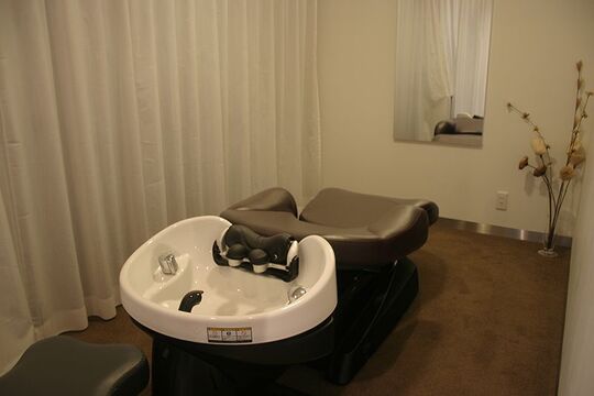 【児島】≪社会保険完備≫≪月7日休み≫≪社員寮あり≫≪定期健康診断≫≪子供手当あり≫好待遇で長くいてもらえる環境があります！年4回の社内技術試験で着実に昇給、昇格！個室完備のリラクゼーションサロン「MIOSTYLE(s)児島支所前店（ミオスタイルコジマシショマエテン）」からスタイリスト・アシスタント（理容師）の求人☆★