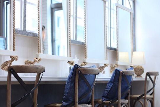 【四条河原町】≪最低保証25万円≫≪休みの希望制限なし≫≪入客スタイル選択可能≫≪フリー40％／指名50〜65%還元≫入客チャンスのあるサロン「Lucia hair stella（ルチアヘアーステラ）」からスタイリスト（美容師）の求人☆★