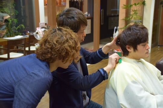 【阪急山本】≪毎週日曜定休≫≪社会保険完備≫ママさん美容師さんが長く働いてもらえる環境を整えています！常に笑いの絶えない地域密着型サロン!“美容室PLUS ONE山本店(プラスワンヤマモト)”よりスタイリストの求人★☆