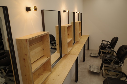 【長岡天神】≪月8〜10日休み≫≪寸志あり≫マンツーマンで技術を学べる！風通しが良く離職率が低い、おしゃれで働きやすいアットホームなメンズサロン◎「SHIRA（シラ）」から理容師（理容室）の求人☆★