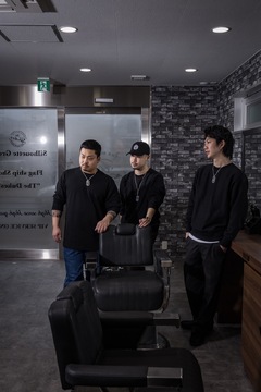 【吉塚駅】≪様々なキャリアプランあり・寮あり・社会保険完備・技術力UP≫フェードカットの第一人者を講習に招いて技術を高めていきます。フェードカットコンテスト全国1位のスタッフもグループ内に在籍。人それぞれにあった働き方を選べます！！将来の目標をサポートして輝ける環境を創るヘアサロン「THE DUKES（ザデュークス）」から理容師（理容室）の求人☆★