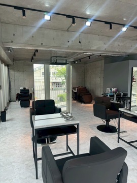 【阪神尼崎】≪月9日休み≫≪未経験、新卒生OK≫≪時短勤務OK≫レッスンは営業時間内に行っているので、残って練習する必要はありません。！そして幅広いメニューに挑戦しながら、人間関係に悩まず、自分のペースで安心して成長できる環境です。「＆CO（アンドコー）」からアシスタント（美容師）の求人☆★