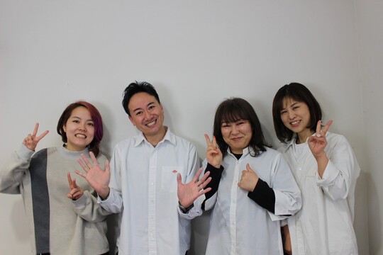 【摂津富田】≪日曜日定休あり≫≪ウィッグ代支給あり≫≪髪質改善≫≪社会保険完備≫≪夏季冬季休暇あり≫≪賞与あり≫17時30分が最終受付の為退勤時間が遅くなることもありません！30,40代など落ち着いた客層から支持を得る「BEE´Z NEU（ビーズノイ）」からアシスタント（美容師）の求人☆★