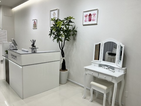 【新大阪】≪実働8時間≫≪年間休日110日休み≫≪土日休みOK≫≪年末年始休暇サロンもお休み≫髪型・ネイル自由なのでオシャレを楽しみながら働けます！マンツーマン施術でお客様満足度の高い人気トータルビューティーサロン「LUNA BLANC 新大阪センイシティー店（ルナブランシンオオサカセンイシティーテン）」からアイリスト（まつげエクステ・まつげパーマ・アイブロウ）の求人☆☆