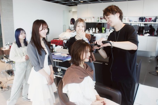 【原山】≪社会保険完備≫≪土日休み取得可能≫≪アイメニューも学べる≫アカデミー制度でカット入客までは10ヶ月！早い段階で売上を作れる美容師に！サロンワーク未経験の新卒生からブランクのある方まで、安心してスタートできる環境です！生涯雇用を掲げ、年々待遇面がUPする「Leaves 原山店（リーブスハラヤマテン）」からアシスタント（美容師）の求人★☆