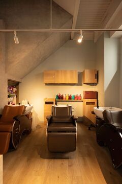 【河内山本】≪社会保険完備＆月1回の日曜定休≫≪無料託児所併設！≫働くママさん必見！ライフスタイルに合した働き方が可能！チームワークを大切に皆でサロンづくりをしています！「Hair & Make Shalom（ヘアアンドメイクシャローム）」からスタイリスト（美容師）の求人★☆