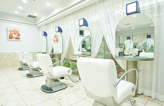 【梅田】≪完全週休2日制≫≪実働8時間≫≪社会保険完備≫憧れのブライダル業界で働ける！！美容師とブライダルヘアメイクの両方を学び、活躍できる体制を整えていまあす！「PURE TSUBOUCHI ヒルトンプラザ EAST（ピュアツボウチヒルトンプラザイースト）」からアシスタント（美容師）の求人☆☆