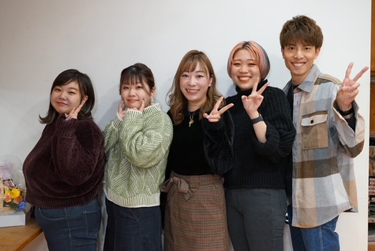 【川西能勢口】≪社会保険完備≫≪有給休暇消化率100％≫美容師としてどんどん成長できる環境があります！歩合でしっかり稼いでプライベートも充実可能！「FREEZ 川西店（フリーズカワニシテン）」からスタイリスト（美容師）の求人☆★