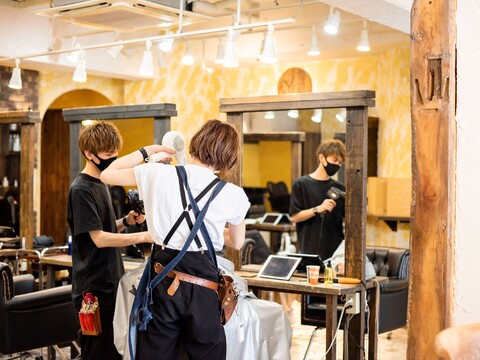 【下北沢】≪完全週休2日制・フレックスタイム制・社会保険完備≫選べる雇用形態で、最大65％の歩合率！スタイリストとしてもう一つステップアップできる安心の待遇があります！生涯雇用を掲げるサロン「Reir 下北沢（レイールシモキタザワ）」からスタイリスト（美容師）の求人★☆