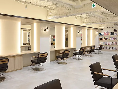 【名古屋駅】≪月給20〜23万円≫≪完全週休二日制≫≪2年でスタイリストデビュー可≫≪営業中レッスンOK≫豊富な休日でプライベートも充実！効率の良いレッスン環境で2年目デビューを目指すサロン「MIMOSA（ミモザ）」からアシスタント（美容師）の求人☆★