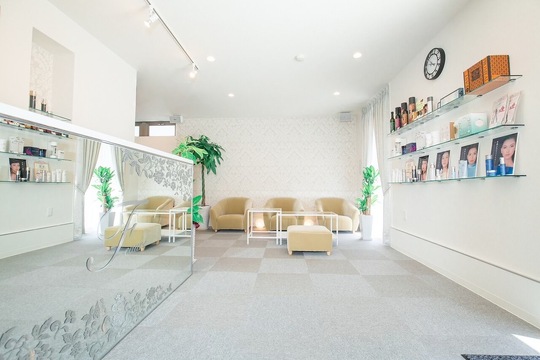 【佐賀駅】≪未経験大歓迎・残業やノルマなし・19時退勤・駐車場完備・休憩1時間・車通勤OK・ネイル髪色自由・SNSブログ更新なし・研修充実・最短3週間でデビュー・平均給与22万円≫研修期間中も給与発生！お客様のキレイをサポートするトータルビューティーサロン「Feaure 佐賀玉屋前店（フィオーレサガタマヤマエテン）」からアイリスト（まつげエクステ・まつげパーマ・アイブロウ）の求人☆☆