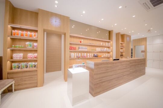 【京都駅】≪デビューまで最短1年≫≪月8日休み≫≪社会保険完備≫≪20時までに退勤可能≫個人レッスンは朝のみなので、プライベートの時間も大事にできます！美容師と兼任でアイラッシュとネイルもできるトータルビューティーサロン！！「NOISM ekolu 京都駅前店（ノイズエコルキョウトエキマエテン）」からアシスタント（美容師）の求人☆★☆