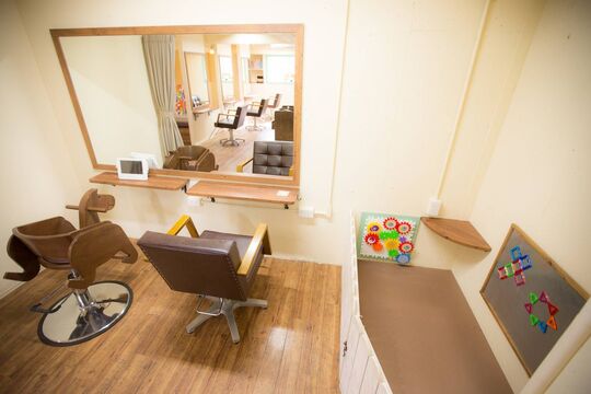 【別府】≪月給19万円スタート・社会保険完備・月休8日・営業中レッスンOK≫オシャレな店内で幅広い世代から大人気！様々な福利厚生も整っているため長く働ける環境「teatro&limite by teatro（ティアトロアンドリミテバイティアトロ）」からアシスタント（美容師）の求人☆★