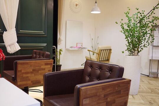 【薬院大通駅】≪月給30万円〜≫≪入客チャンス≫幅広い世代のお客様に似合うスタイルを提案！お客様との距離が近く親身になった接客ができる小規模のヘアサロン「Libeau（リビュー）」からスタイリスト（美容師）の求人★☆