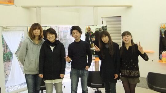 【JR四条畷駅】≪平均退社19時台≫ガチガチの決まりがなく、働きやすい地域密着サロンADO（エーディーオー）チームワークを大切に、お客様とは近い距離で関わっていきます！スタイリスト（美容師）の求人☆★