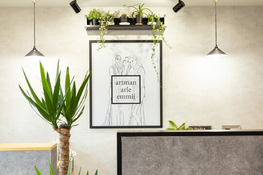 【日野町】≪完全週休2日制・社会保険完備・月1回日曜日のお休みあり・日曜日は16時営業終了≫SNSを用いた集客力に自信あり！！20代女性メインに髪質改善やブリーチメニューが大人気のヘアサロン「artman（アートマン）」からスタイリスト（美容師）の求人☆★