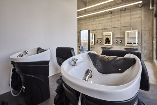 【天神】≪社会保険完備・入客チャンスあり・無償保育園あり・産休育休制度(実績あり)・ブライダルヘアメイク可能≫20代の美容師さん大歓迎！！レベルの高いカット技術で人気！！福岡で店舗展開しているヘアサロン「2025年4月天神エリアでリニューアルオープンの非公開ヘアサロン」からスタイリスト（美容師）の求人★☆