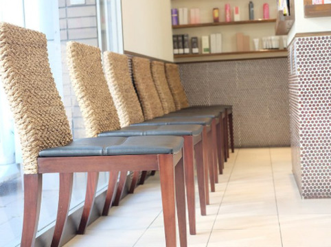 【川崎駅】◆有給休暇あり・月8日休み・寮あり・社会保険完備◆ライフスタイルに合わせて働けます♪自分で希望すれば活躍の場を広げることが可能◎若者を中心に幅広い年齢層に支持されるサロン！QUATRO 川崎店（クアトロカワサキテン）からスタイリスト（美容師）の求人☆★