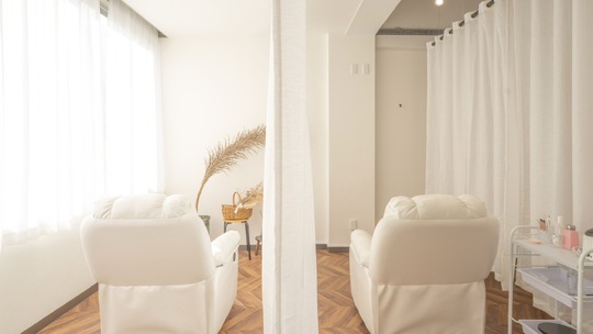 【桜木町】≪実働8時間≫≪残業なし≫≪未経験OK≫自由な社風でのびのび働ける！高水準の歩合がつくため、無理なくしっかり稼ぐことが可能なサロンです！「Eyelash&Eyebrow Salon VERRY. （アイラッシュアンドアイブロウサロンヴェリィ）」からアイリスト（まつげエクステ・まつげパーマ・アイブロウ）の求人☆☆