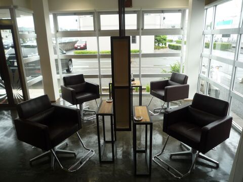 【和歌山駅】≪社会保険完備≫≪完全週休2日制≫≪地域密着型≫≪早期デビュー可能≫幅広い年代のの方々に人気のアットホームサロン！働きやすい環境も整っており、楽しく仕事ができます「LEFIUS（レフィアス）」からアシスタント（美容師）の求人☆★