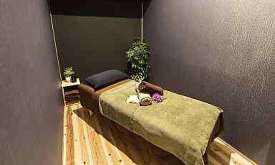 【千本今出川】≪スタッフ同士仲良し≫≪充実の手当≫≪髪色、ネイル自由！ピアスOK！≫未経験でも安心！タイ古式マッサージをはじめとした豊富なメニューを習得可能！！「anela 西陣本店（アネラニシジンホンテン）」からエステティシャンの求人☆☆