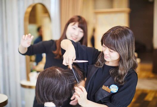 【ららぽーと堺】≪オープニングスタッフ大募集！≫≪アシスタント月給23万円〜≫≪完全週休2日制≫≪社会保険完備≫大型商業施設内のサロン！平均客単価約10000円！福利厚生がしっかりしているので安心して長く働ける環境です！「GRAN AVEDA（グランアヴェダ）」よりアシスタント（美容師）の求人★☆