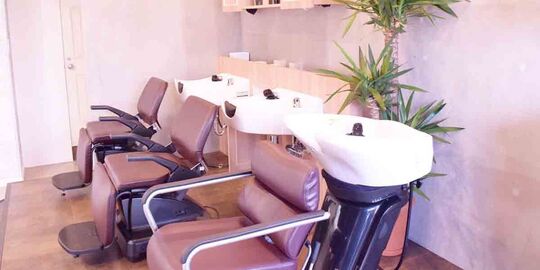 【柏駅】◆住宅手当あり・寮あり・休日数の選択可能・有給休暇あり・社会保険完備◆しっかりとした教育体制により、安定してスキルアップが出来ます。自分に合った働き方が見つけられるサロンMOMO（モモ）からアシスタント（美容師）の求人★☆