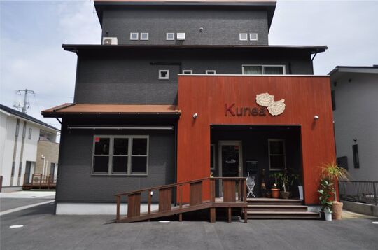 【南岩国町】≪完全週休二日制・日曜日お休みあり・住宅手当あり≫幅広い世代のお客様がご来店！新規のお客様への入客や高収入が可能！髪質改善に特化したヘアサロン「kunea（クネア）」からスタイリスト（美容師）の求人★☆