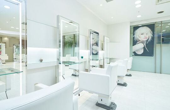 【守口市駅】≪完全週休2日制≫≪実働8時間≫≪社会保険完備≫憧れのブライダル業界で働ける！！美容師とブライダルヘアメイクの両方で活躍できる体制があります「LA-BELA 守口 京阪百貨店（ラベーラモリグチケイハンヒャッカテン）」からアシスタント（美容師）の求人☆☆