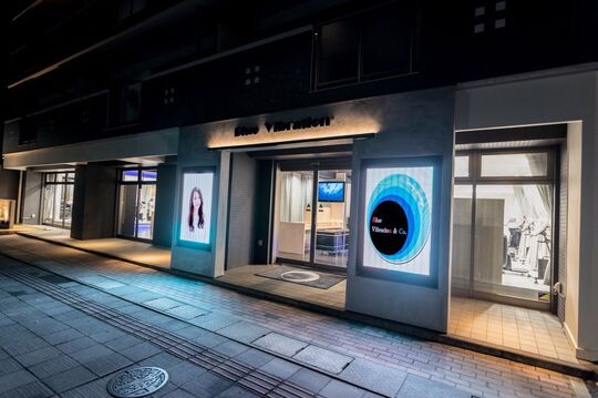 【上大利】月給18.5万円スタート！！社会保険完備！！技術はもちろん知識も学ぶことができるのでどこでも通用する美容師に成長できます！！全員でお客様を大切にしているヘアサロン「Blue vibration 〜universe〜（ブルーバイブレーションユニバース）」からアシスタント（美容師）の求人★☆★