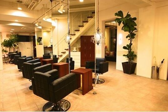 【樟葉】≪月8〜10日休み≫≪ママさん美容師歓迎≫≪社会保険完備≫アシスタント業務のみやりたいという方の求人！お流しやシャンプーのみしかできない方でも大歓迎！働きやすい抜群の環境が整ったサロン！「S.COEUR iD（エスクールアイディー）」からアシスタント（美容師）の求人☆☆