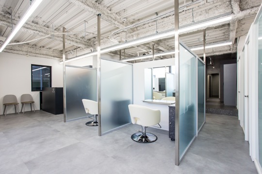 【江坂】≪月8日休み≫≪社会保険完備≫30代以上の大人女性をターゲットにした高単価サロン！高いカラー技術を学べる環境です！「The Ect ilo 江坂駅前店（ジエクトアイロエサカエキマエテン）」からスタイリスト（美容師）の求人☆★☆